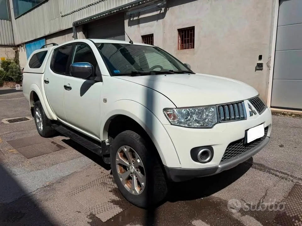 Mitsubishi L200 2015 photo 2