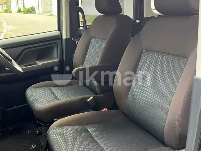 Toyota Roomy 2023 photo 2