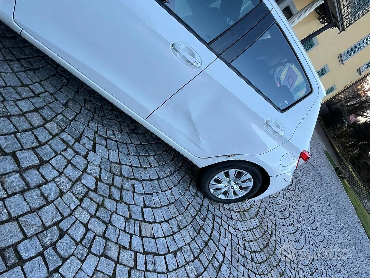 Toyota Yaris 2012 photo 3