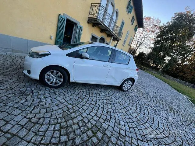 Toyota Yaris 2012 photo 2