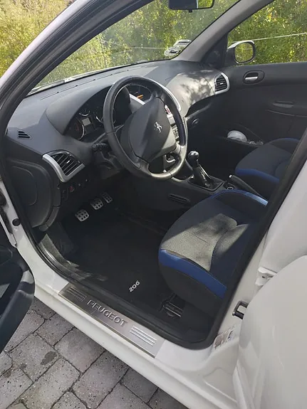 Peugeot 206 2012 photo 2