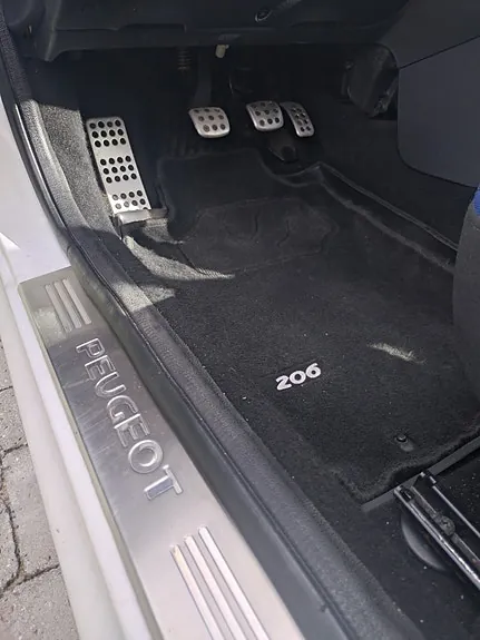 Peugeot 206 2012 photo 3