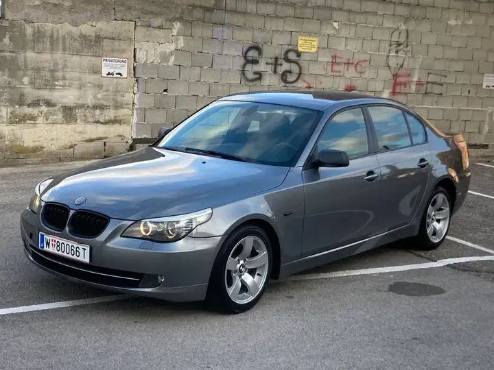 BMW 5 Series 2009 photo 2