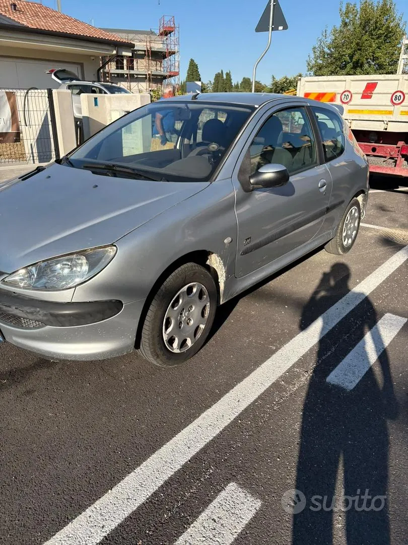 Peugeot 208 2004 photo 3
