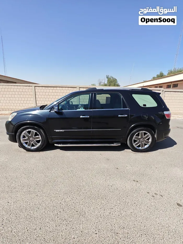 GMC Acadia 2011 photo 2