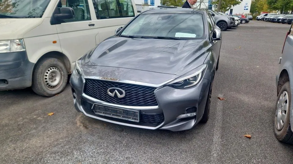 Infiniti Q30
