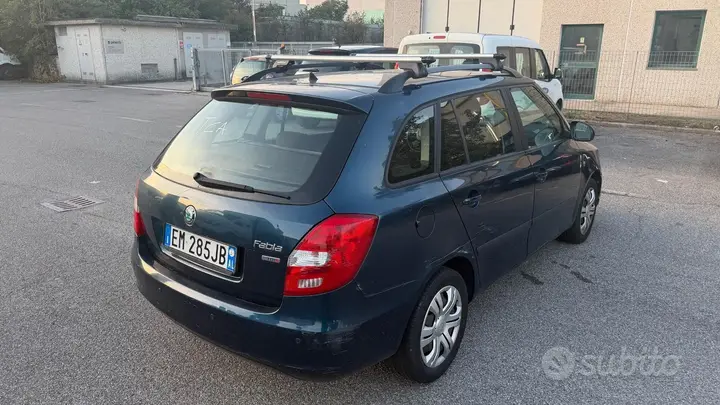 Skoda Fabia 2012 photo 3