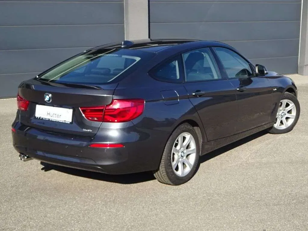 BMW 3 Series 2018 photo 2