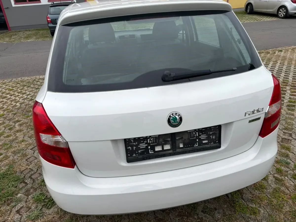 Skoda Fabia 2012 photo 3