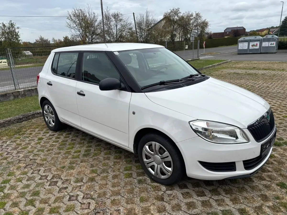 Skoda Fabia 2012 photo 2