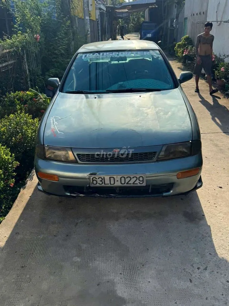 Nissan Bluebird 1993 photo 2