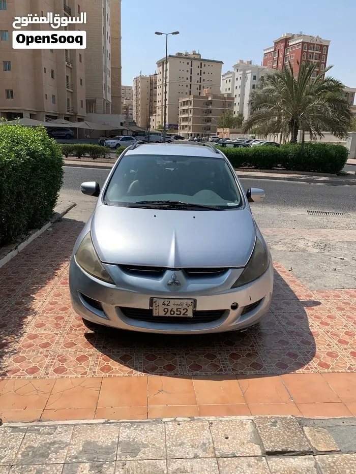 Mitsubishi Grandis 2008 photo 2