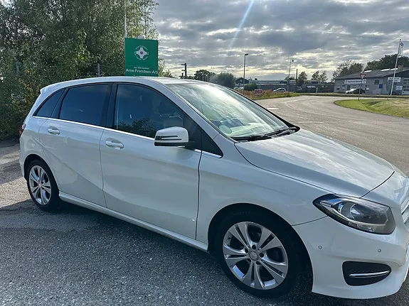 Mercedes-Benz B180 2015 photo 2