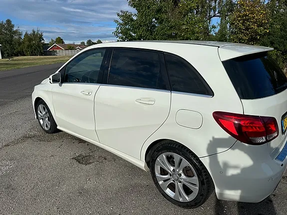 Mercedes-Benz B180 2015 photo 4