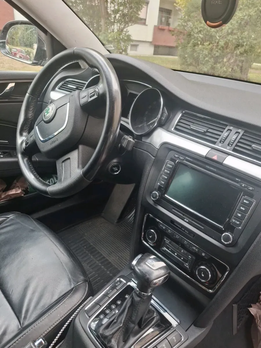 Skoda Superb 2011 photo 2