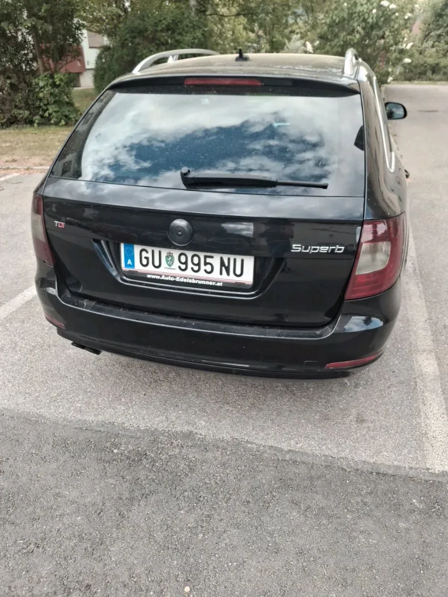 Skoda Superb 2011 photo 3