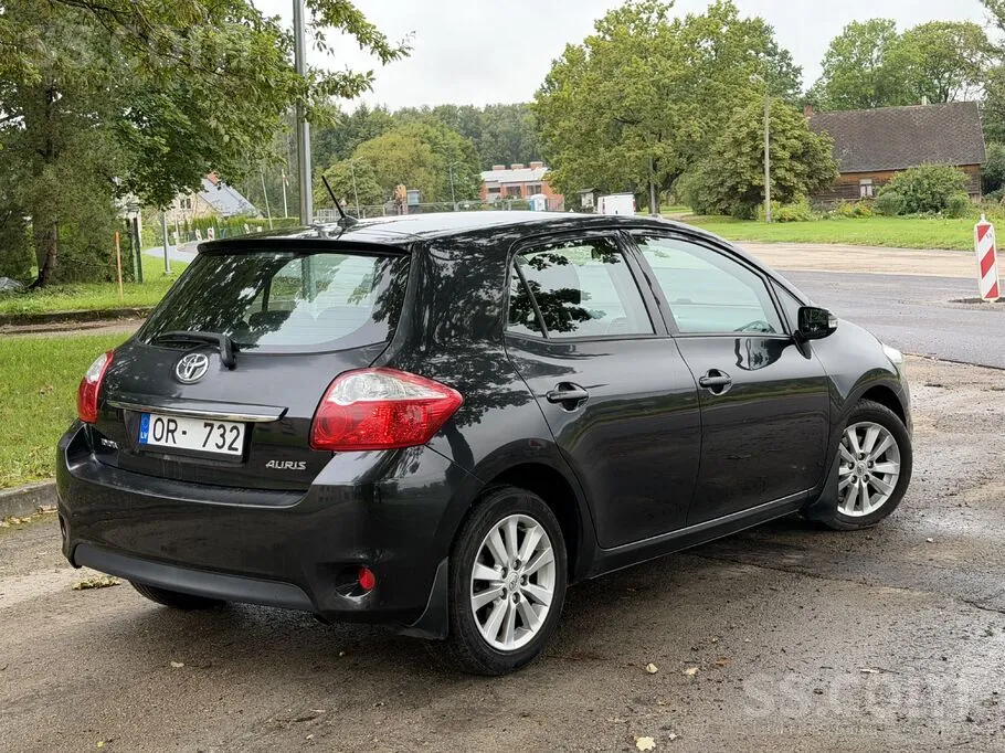 Toyota Auris 2010 photo 2