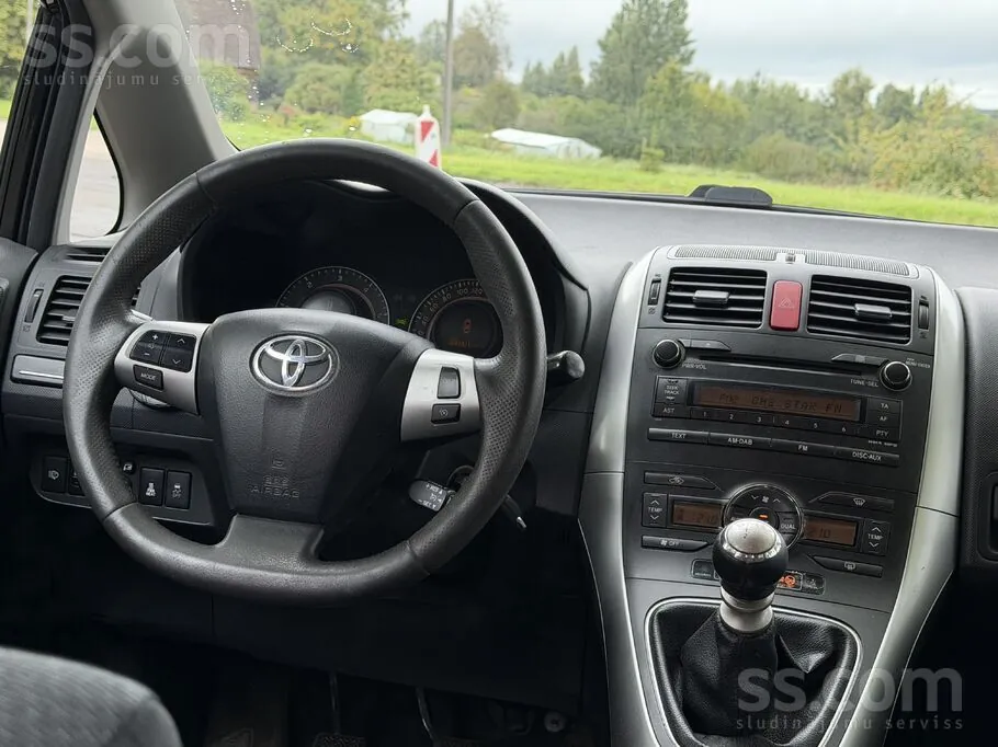 Toyota Auris 2010 photo 5