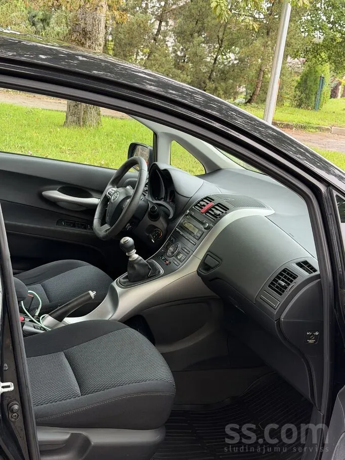 Toyota Auris 2010 photo 3