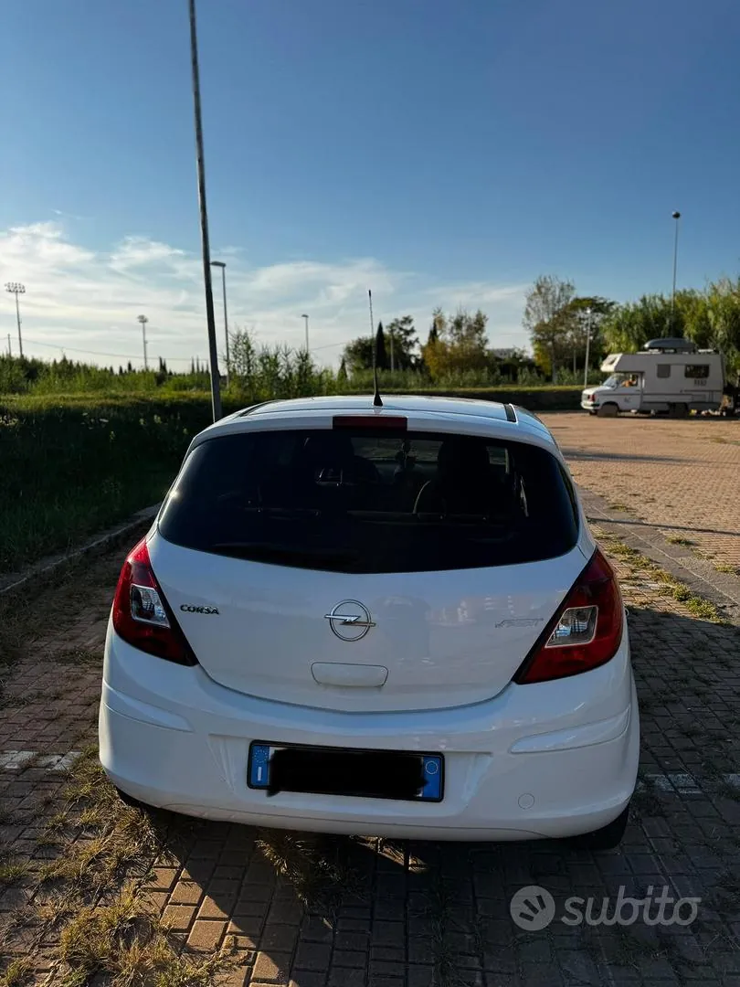 Opel Corsa 2010 photo 2
