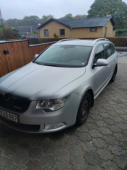 Skoda Superb 2012 photo 2