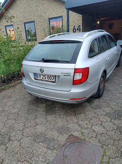 Skoda Superb 2012 photo 4