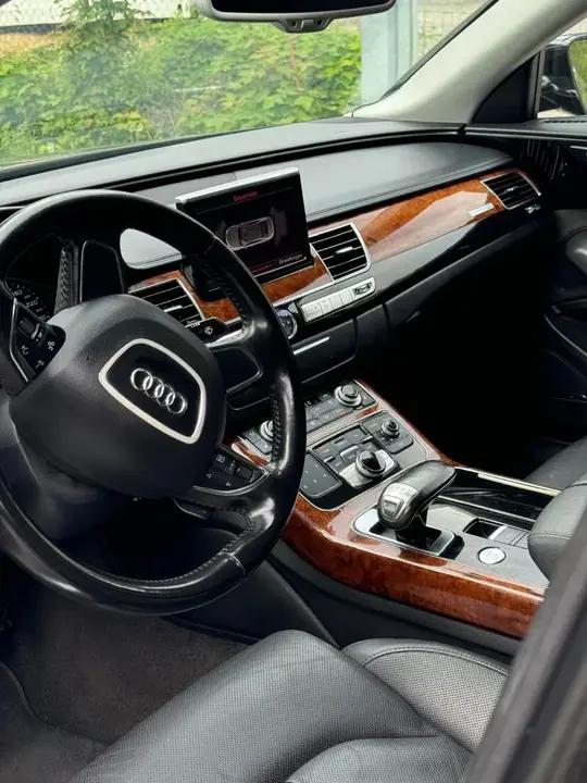 Audi A8 2011 photo 2