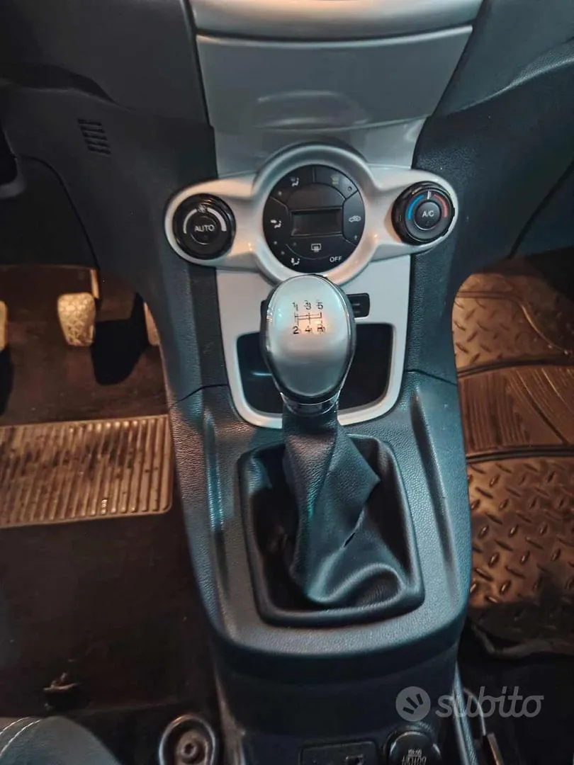 Ford Fiesta 2010 photo 4