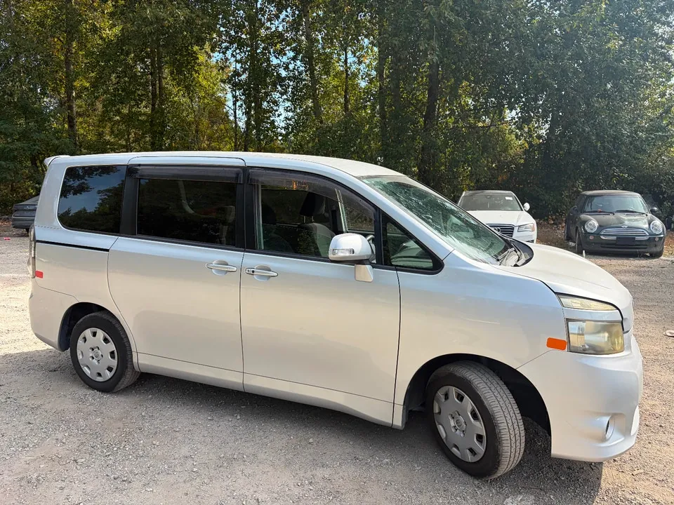 Toyota Voxy 2009 photo 2