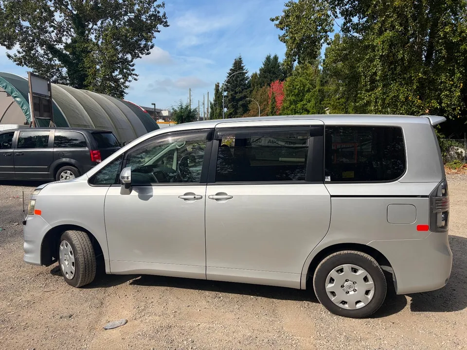 Toyota Voxy 2009 photo 4