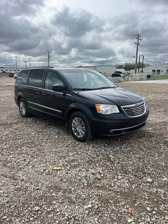 Chrysler Town & Country 2015 photo 2
