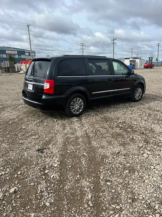 Chrysler Town & Country 2015 photo 3