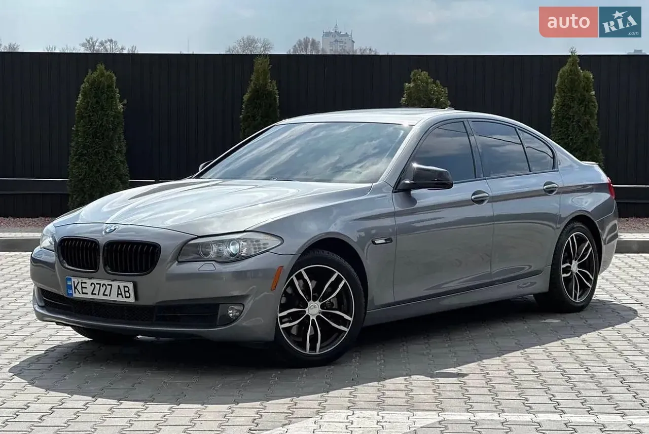 BMW 5 Series 2012 photo 2