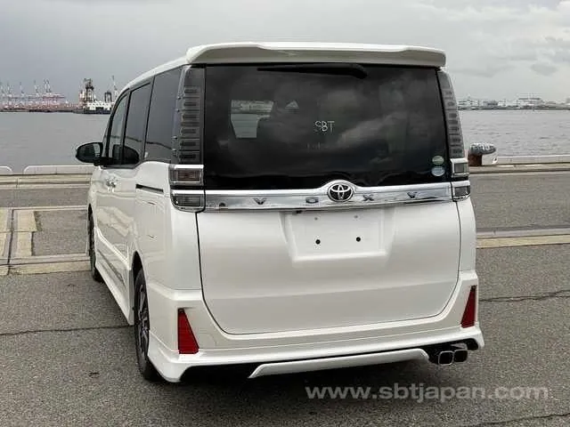 Toyota Voxy 2018 photo 3