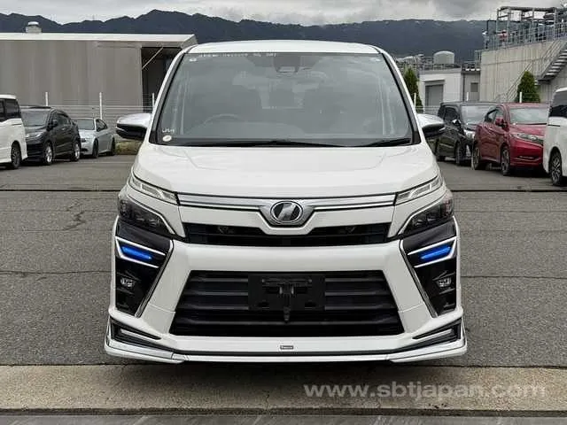 Toyota Voxy 2018 photo 5