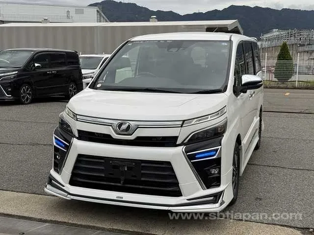 Toyota Voxy 2018 photo 2
