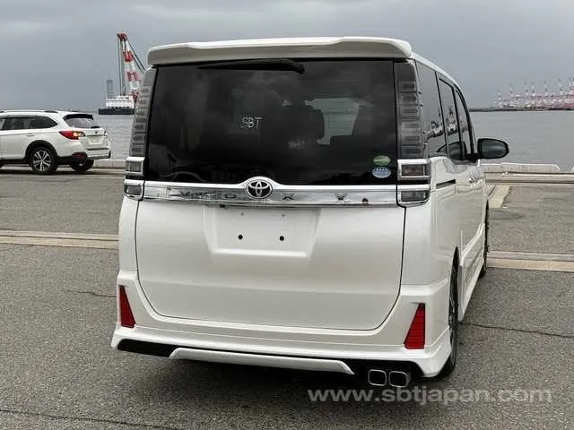 Toyota Voxy 2018 photo 4