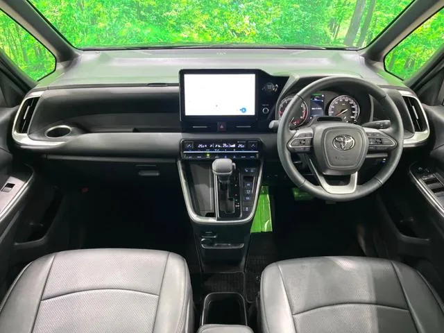 Toyota Voxy 2024 photo 2