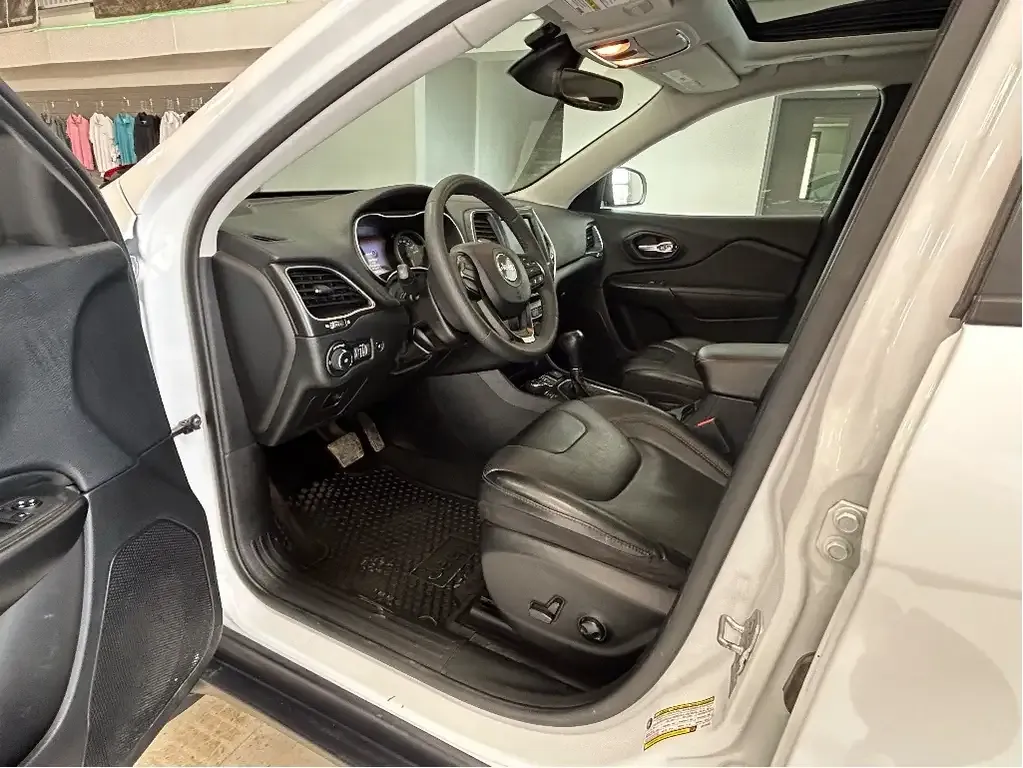 Jeep Cherokee 2023 photo 3