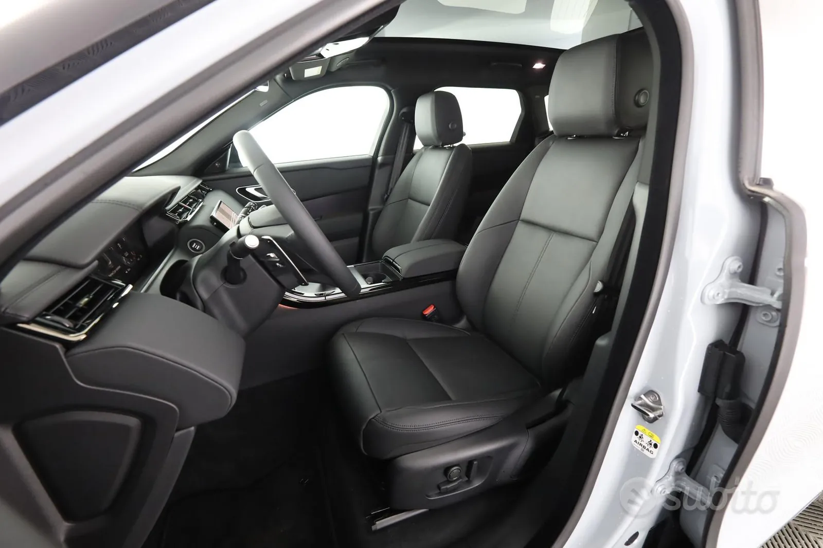 Land Rover Range Rover Velar 2025 photo 2
