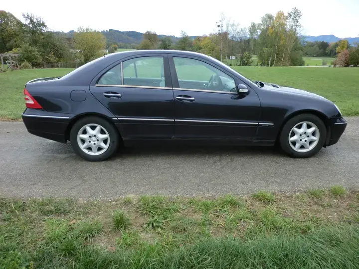 Mercedes-Benz C-Class 2004 photo 2