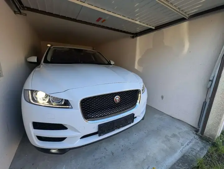 Jaguar F-Pace 2016 photo 2