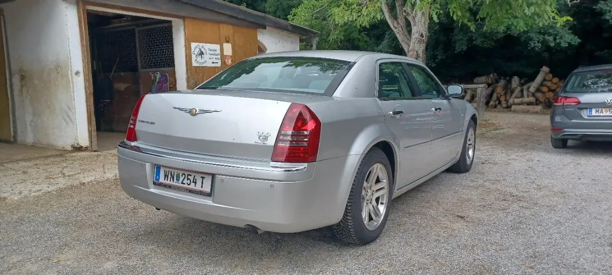 Chrysler 300 C 2005 photo 2
