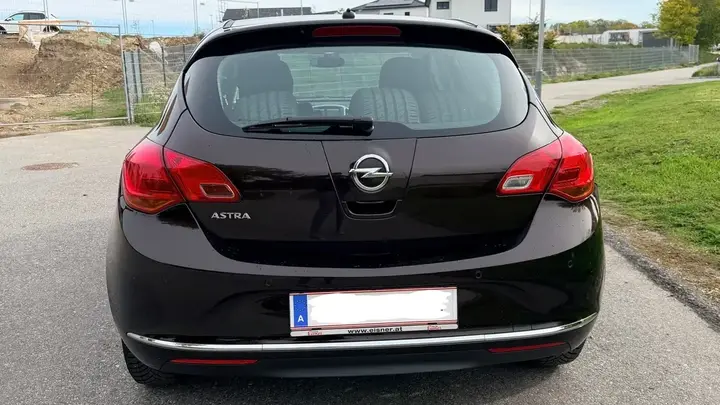 Opel Astra J 2013 photo 2