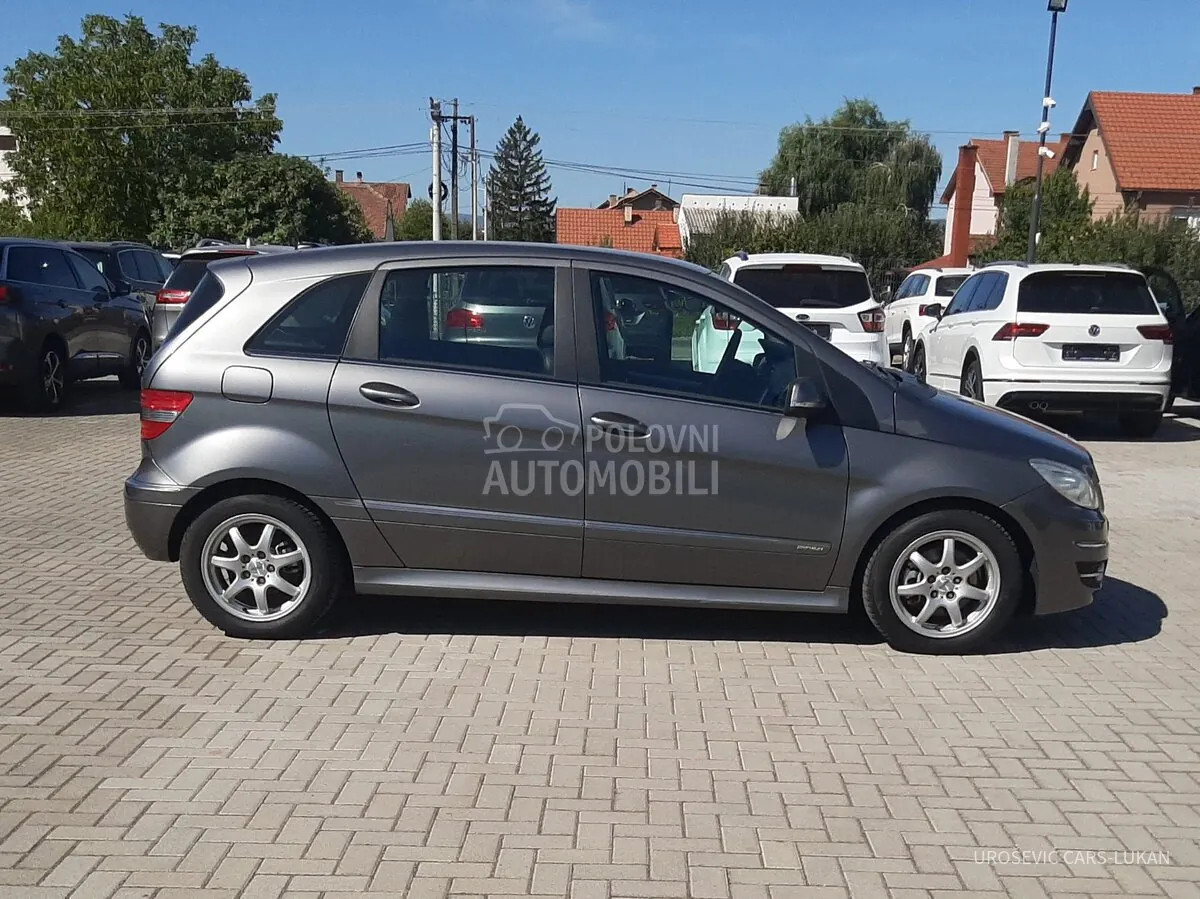 Mercedes-Benz B 180 2010 photo 2