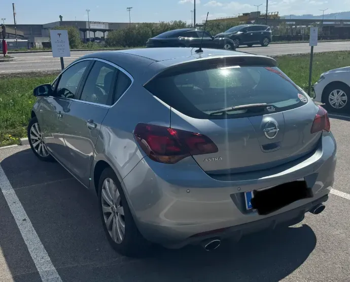 Opel Astra 2010 photo 2
