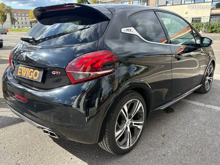 Peugeot 208 2015 photo 2