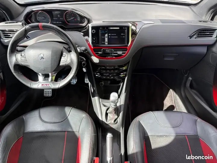 Peugeot 208 2015 photo 3