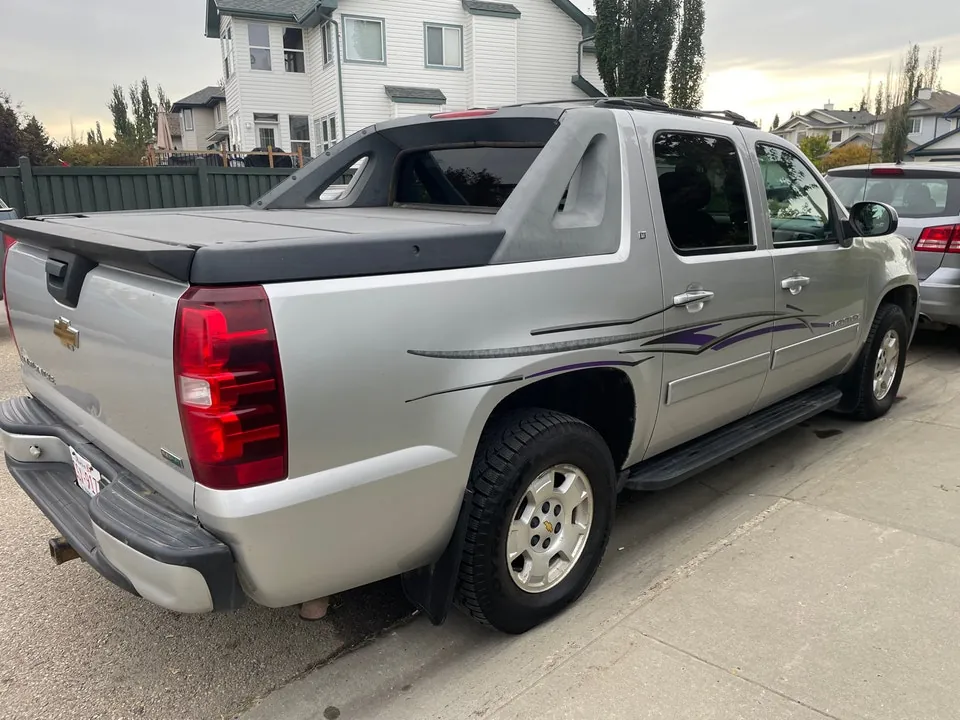 Chevrolet Avalanche 2011 photo 3
