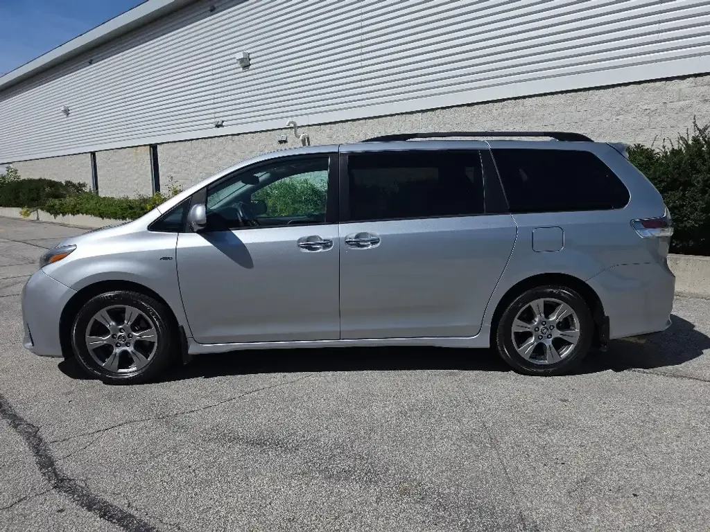 Toyota Sienna 2019 photo 2